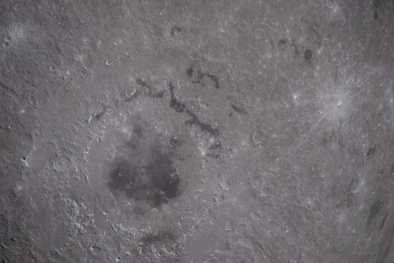 Fotografia da superfície lunar com a bacia de Orientale e crateras ao redor