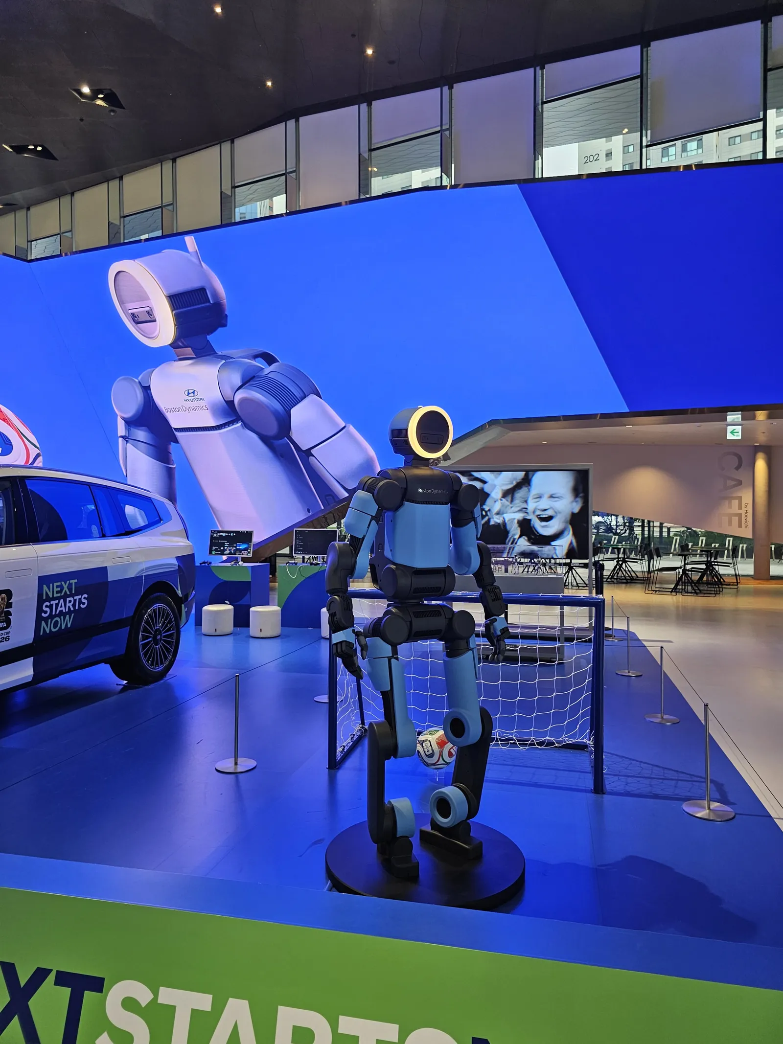 Robô humanoide Atlas, da Boston Dynamics, em exposição