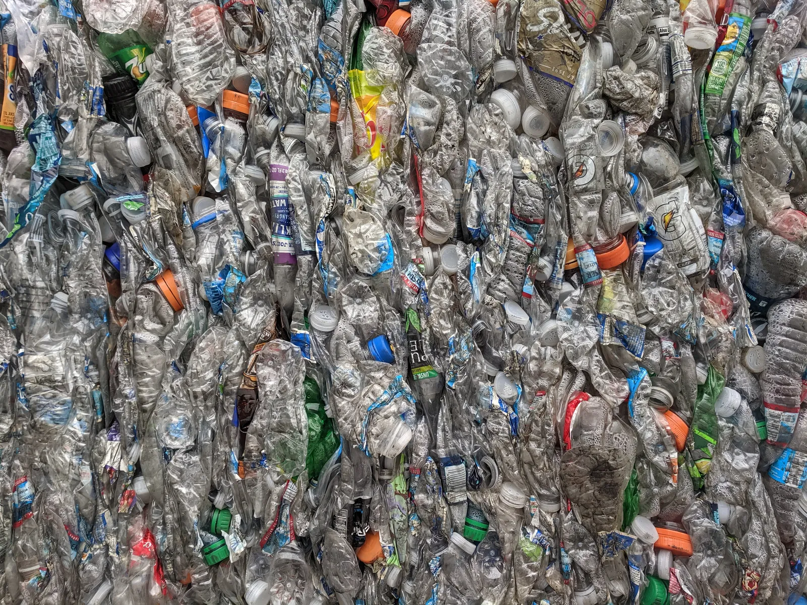 Fardos de garrafas PET prensadas em uma instalação de reciclagem