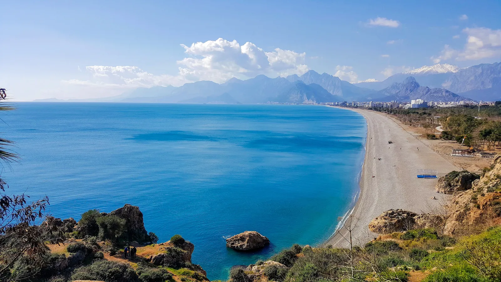Vista de Antalya, na Turquia, com praia e montanhas ao fundo