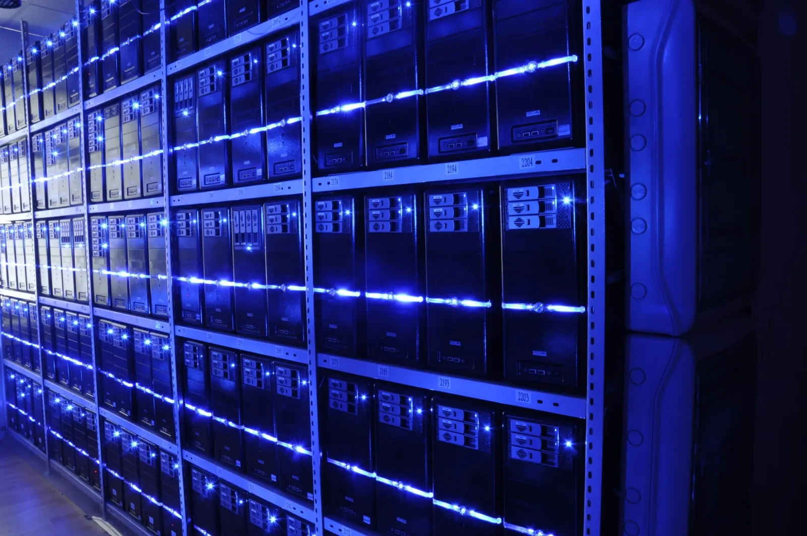 Fileiras de servidores em um data center terrestre