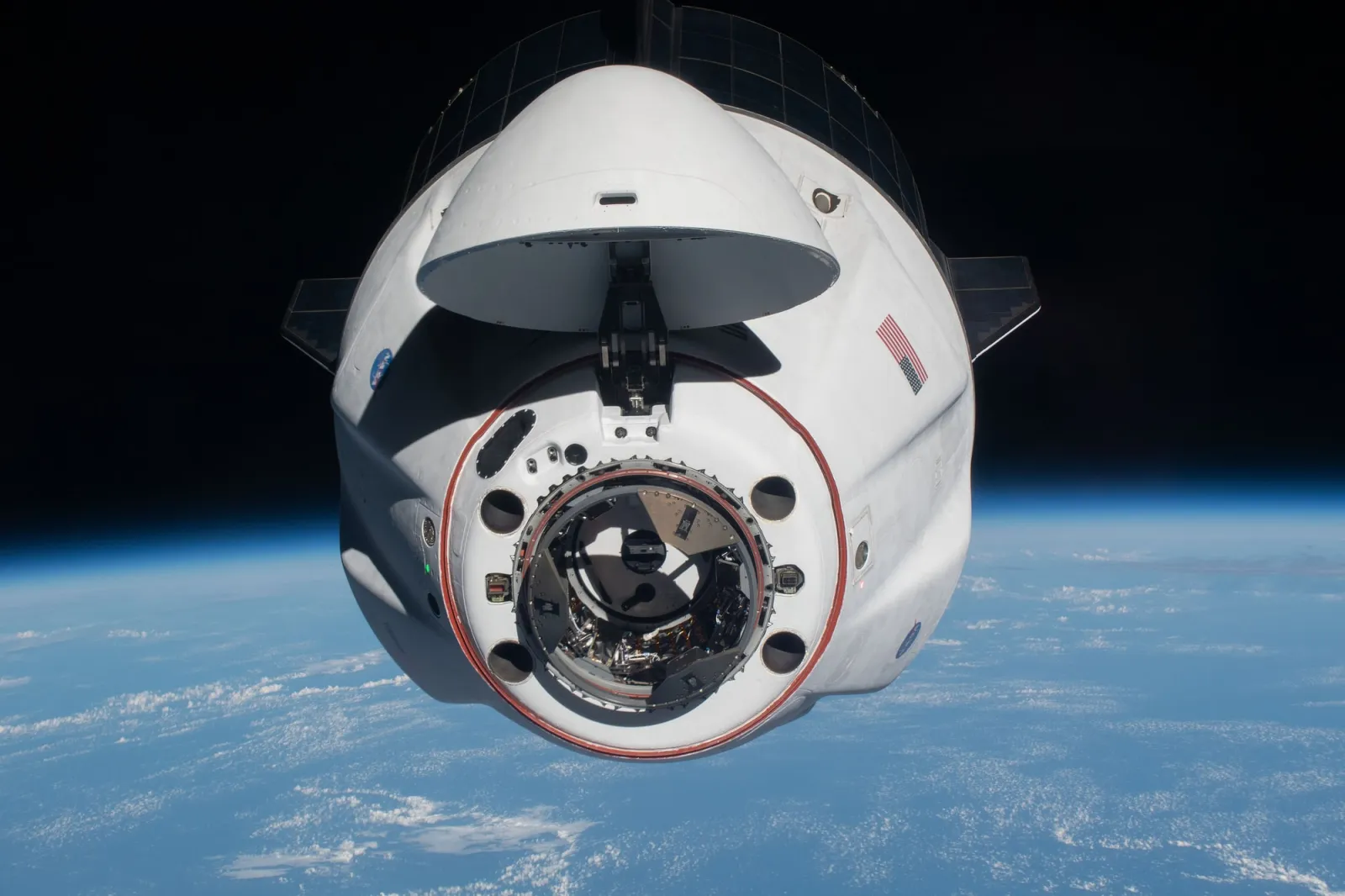 Cápsula Crew Dragon se aproximando da Estação Espacial Internacional