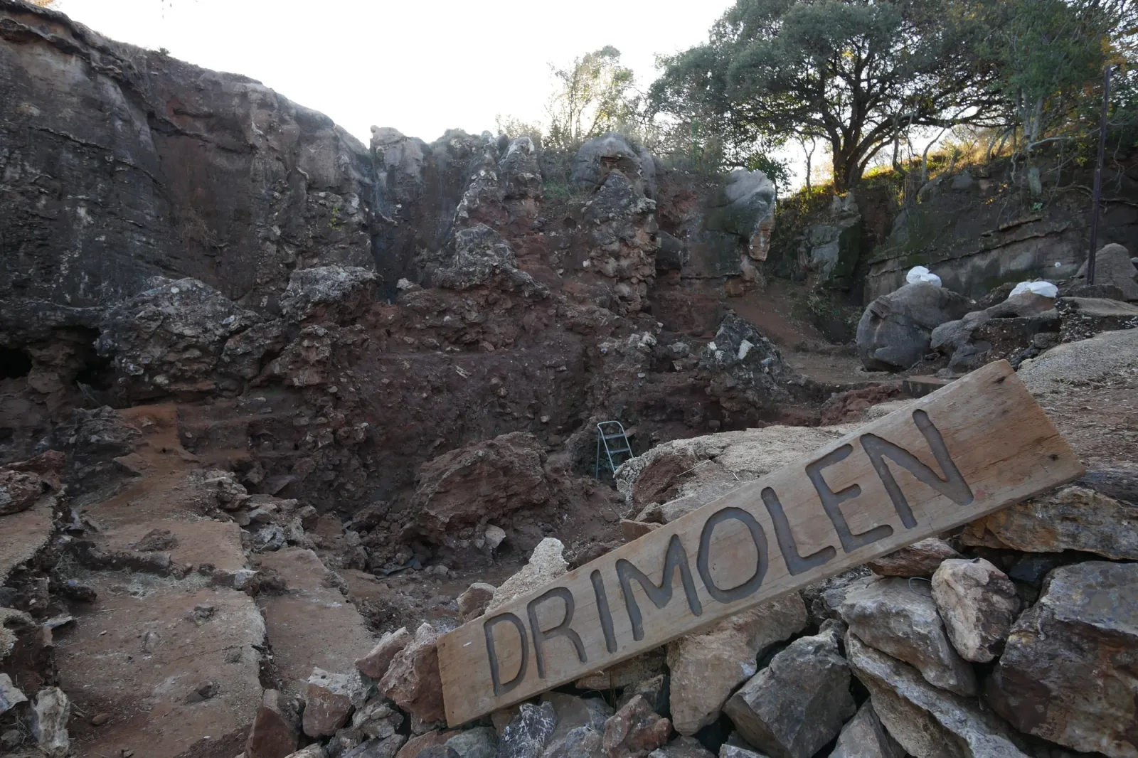Pedreira principal de Drimolen, na África do Sul, com escavações e vegetação ao redor