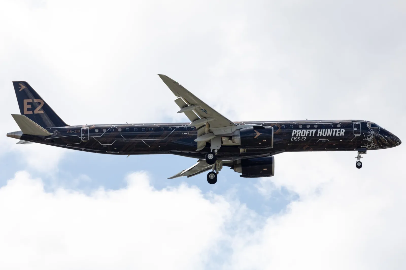 Jato comercial Embraer E195-E2 em exibição aérea