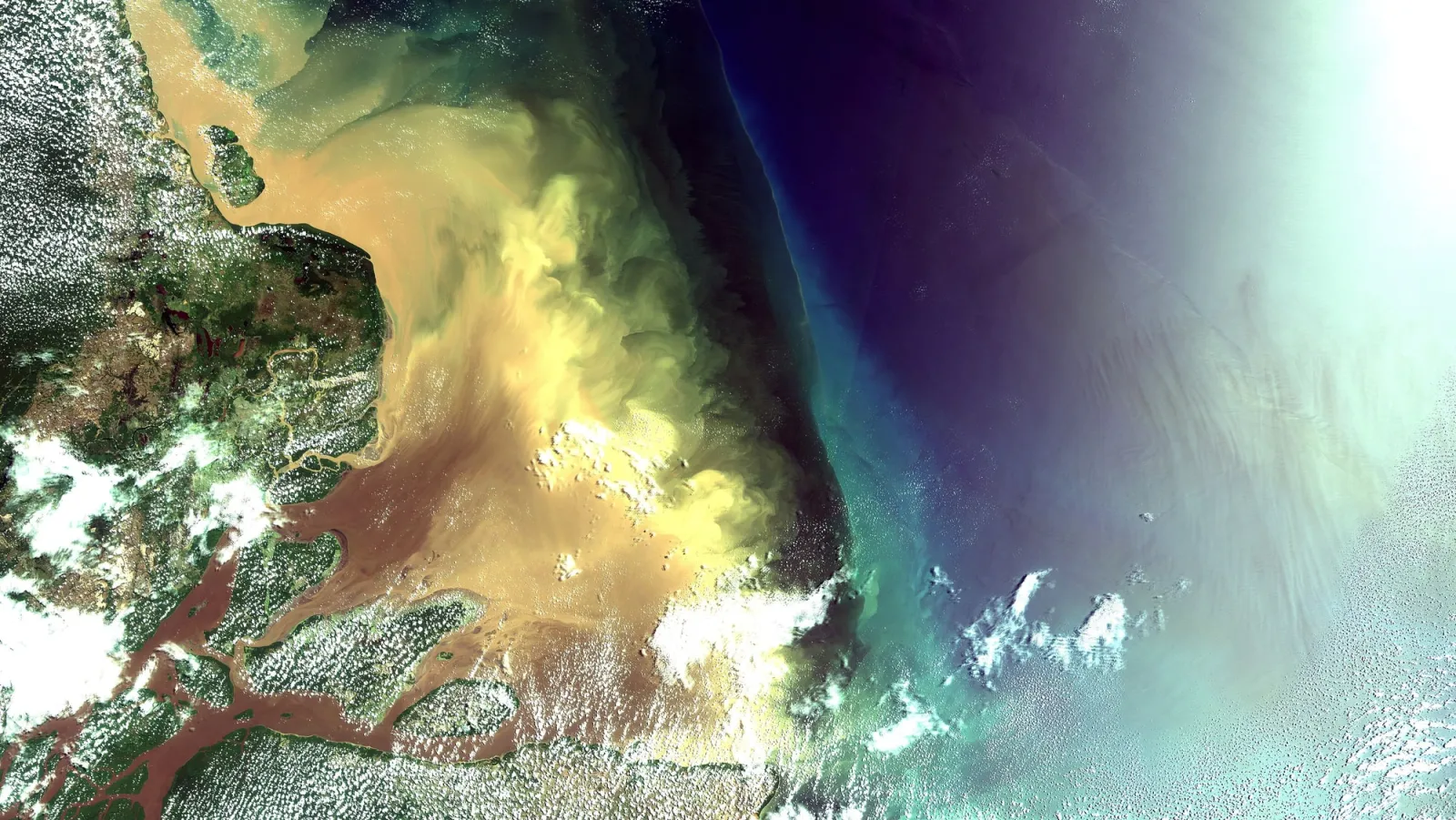 Imagem de satélite da foz do Rio Amazonas encontrando o Oceano Atlântico