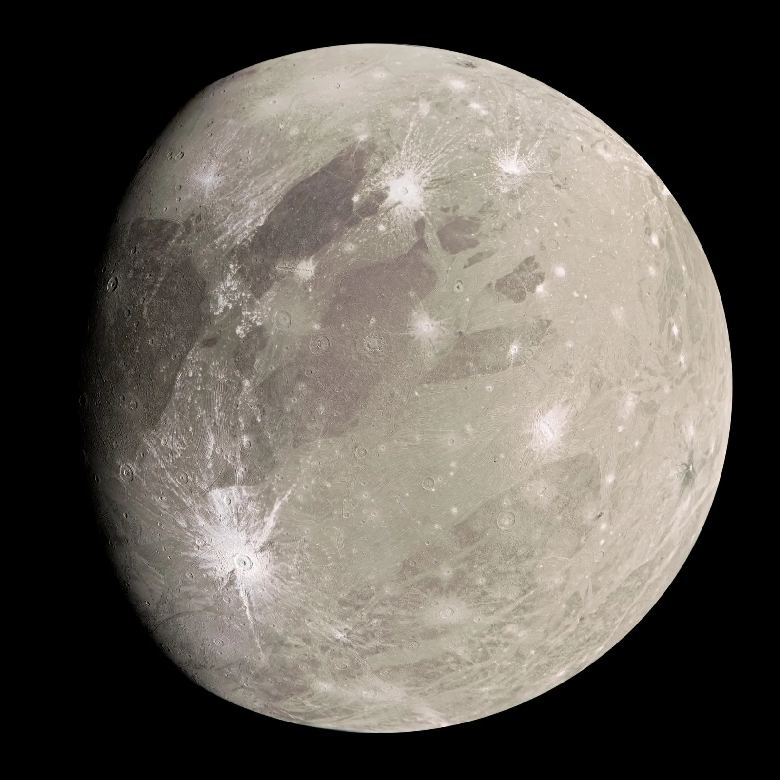 Ganimedes, a maior lua de Júpiter, em imagem composta da sonda Juno
