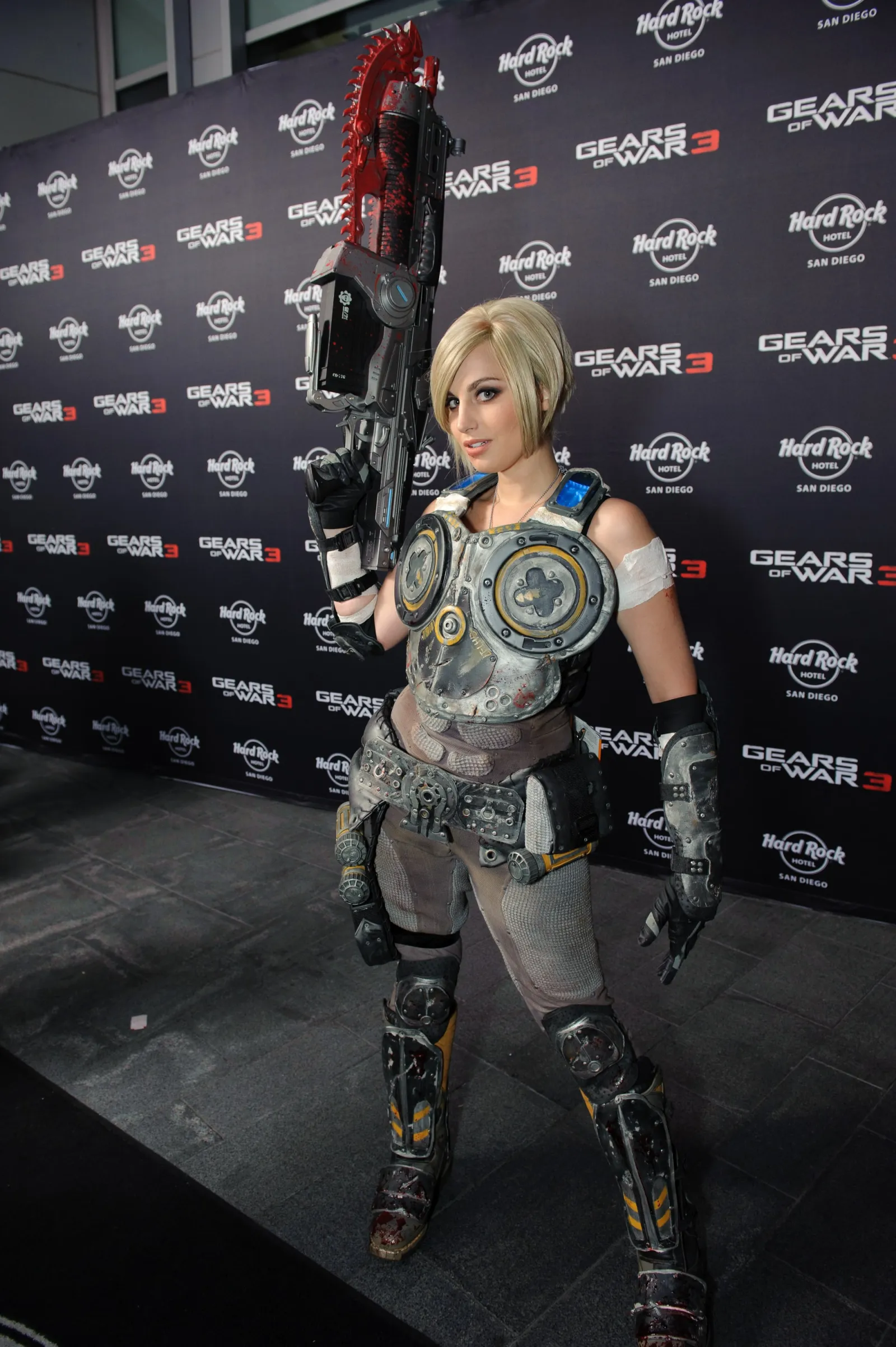 Fã fantasiado de soldado da série Gears of War em evento