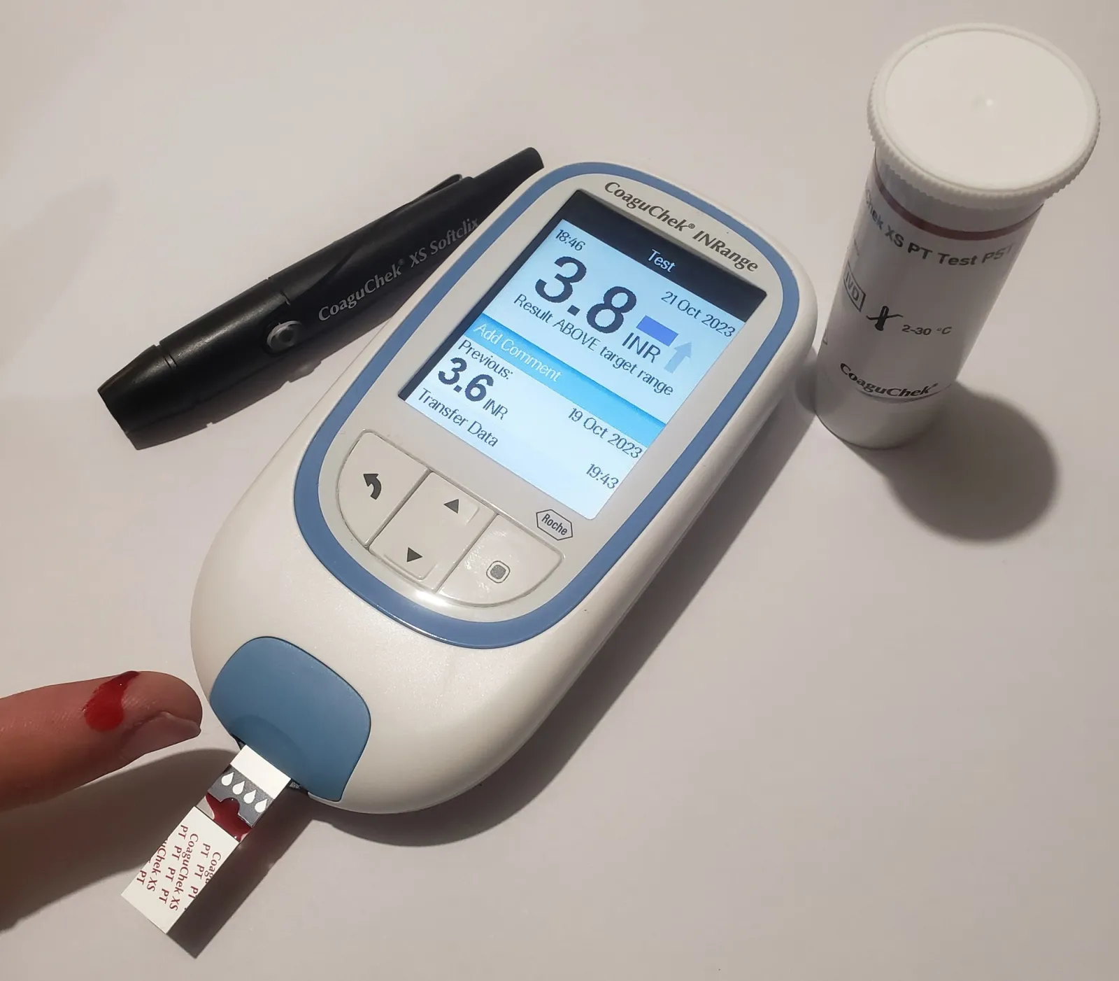 Medição de uma gota de sangue com aparelho portátil