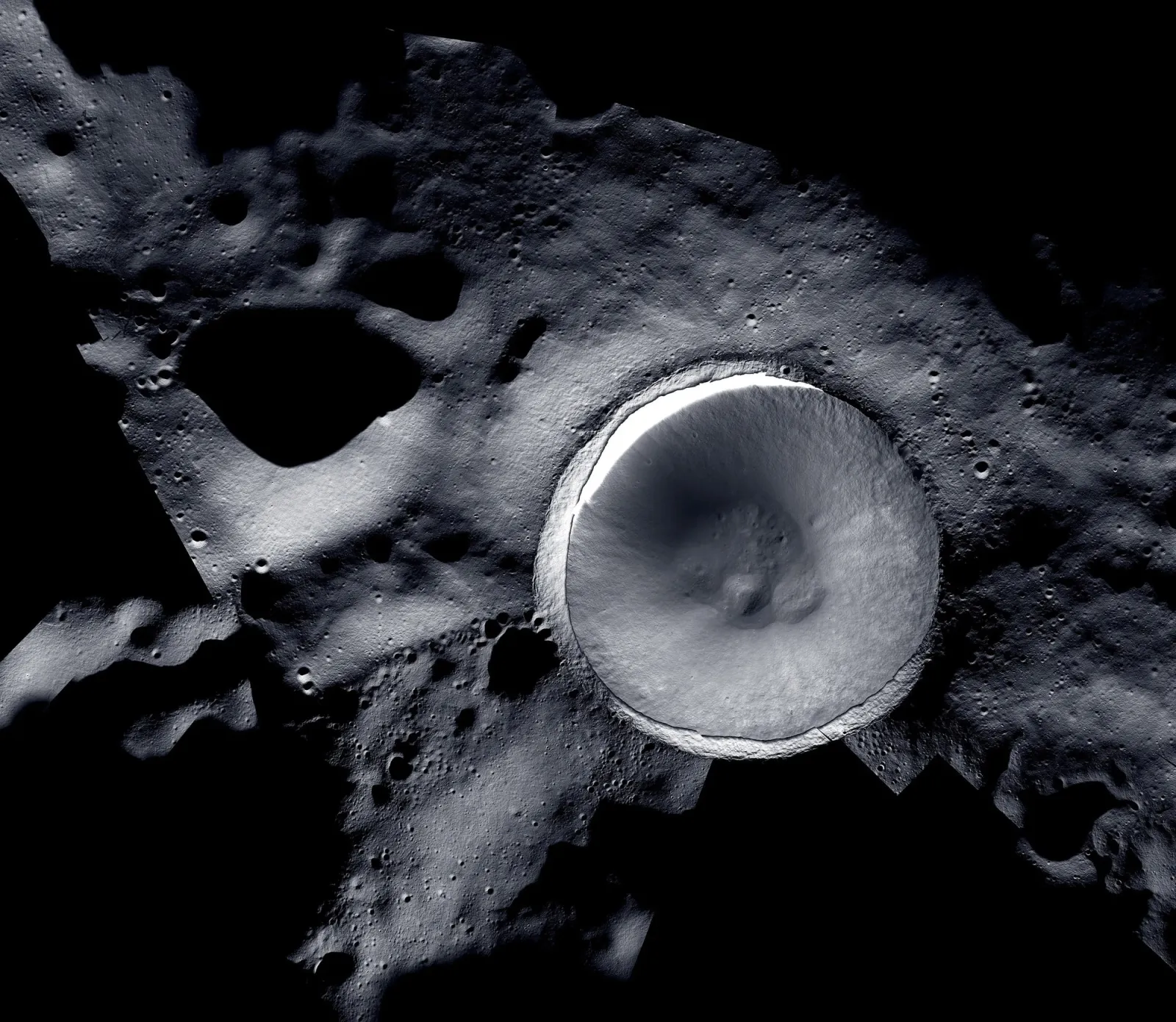 Cratera Shackleton no polo sul da Lua, imagem com sombras profundas