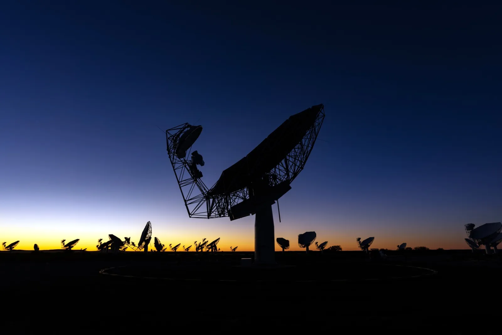 Antenas parabólicas do radiotelescópio MeerKAT no deserto sul-africano