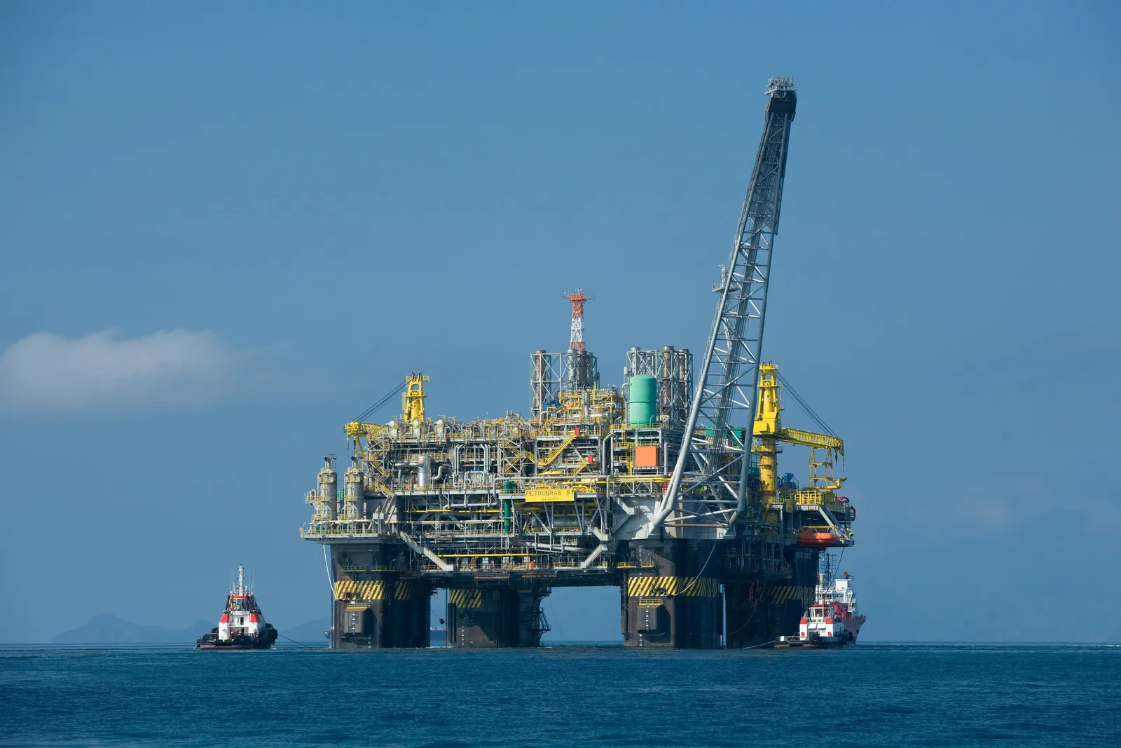 Plataforma P-51, da Petrobras, no mar