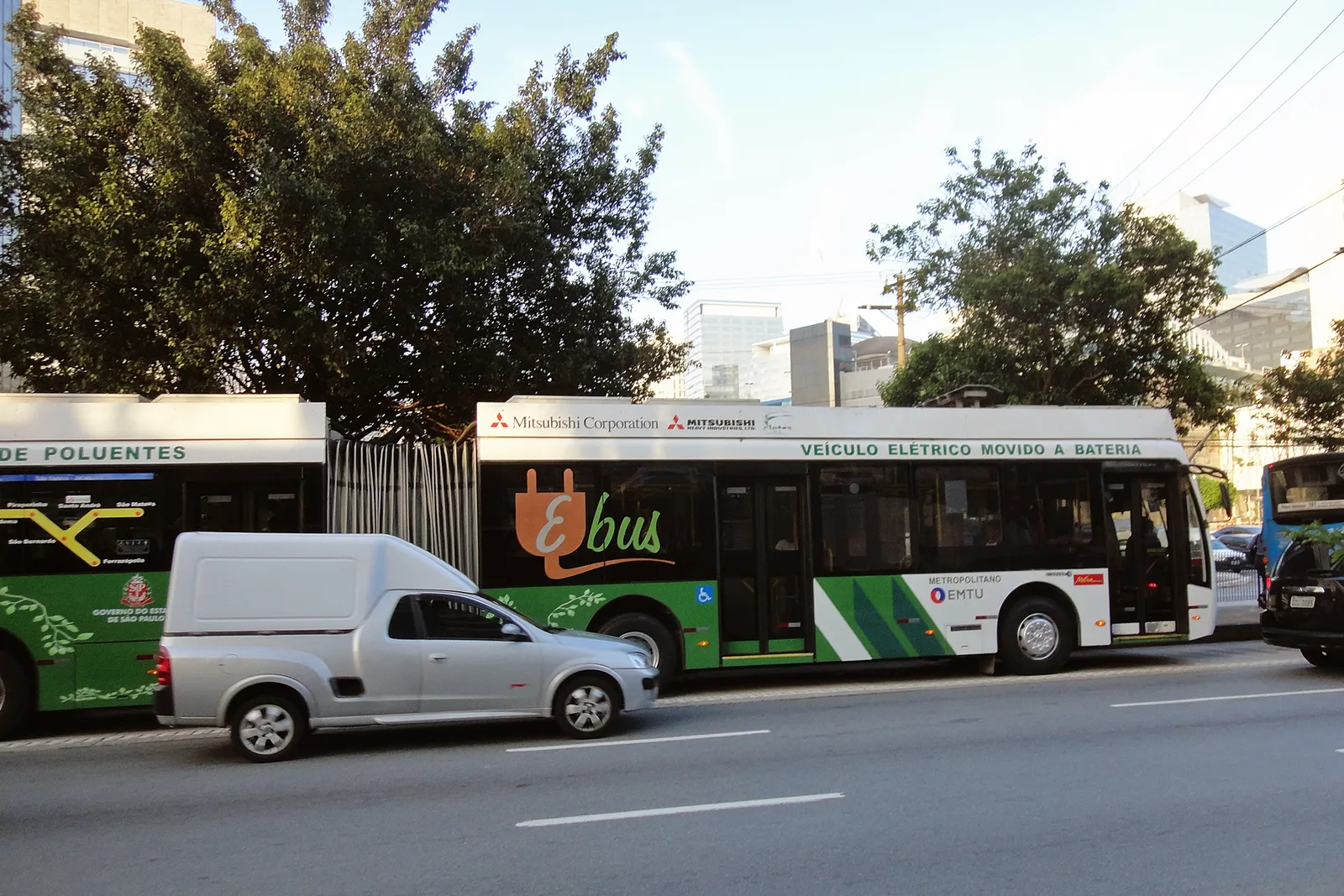 Ônibus elétrico articulado circulando em São Paulo