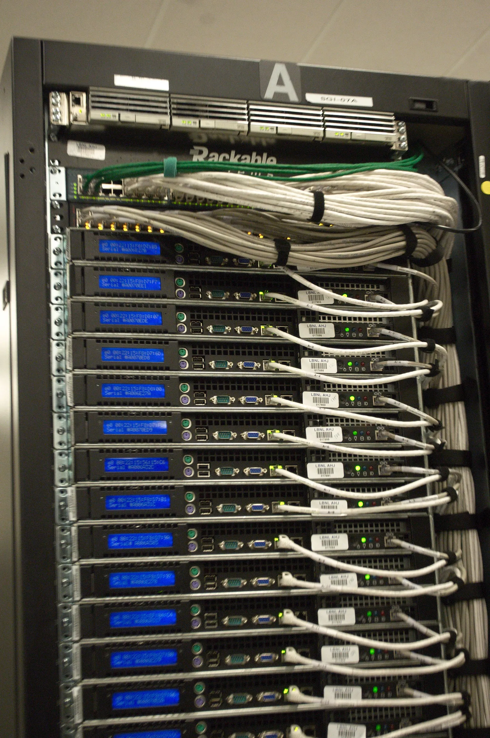 Parte traseira de um rack de servidores com luzes azuis em um data center