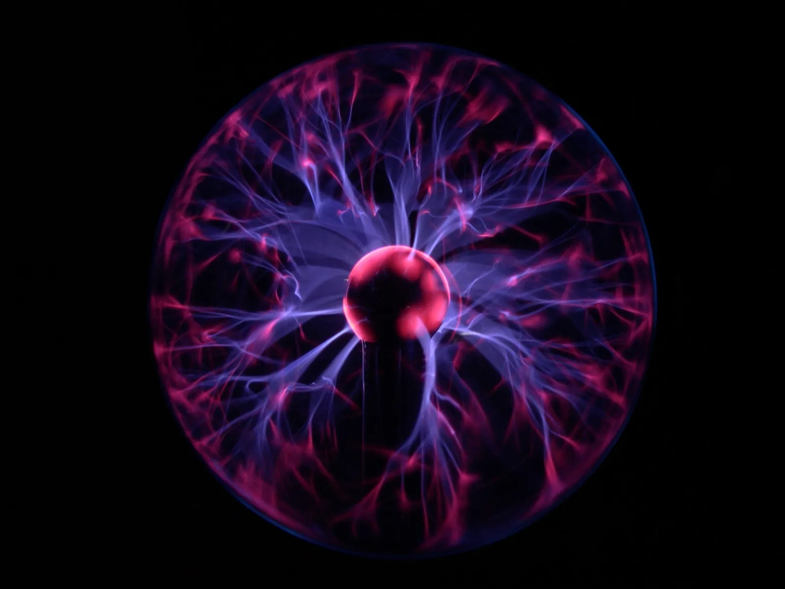 Esfera de plasma com filamentos luminosos