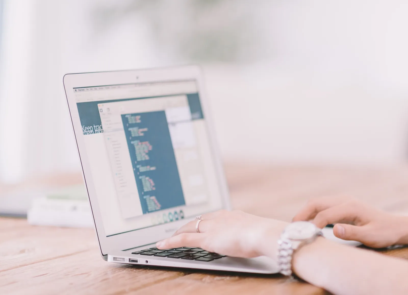 Pessoa trabalhando em um notebook com código na tela