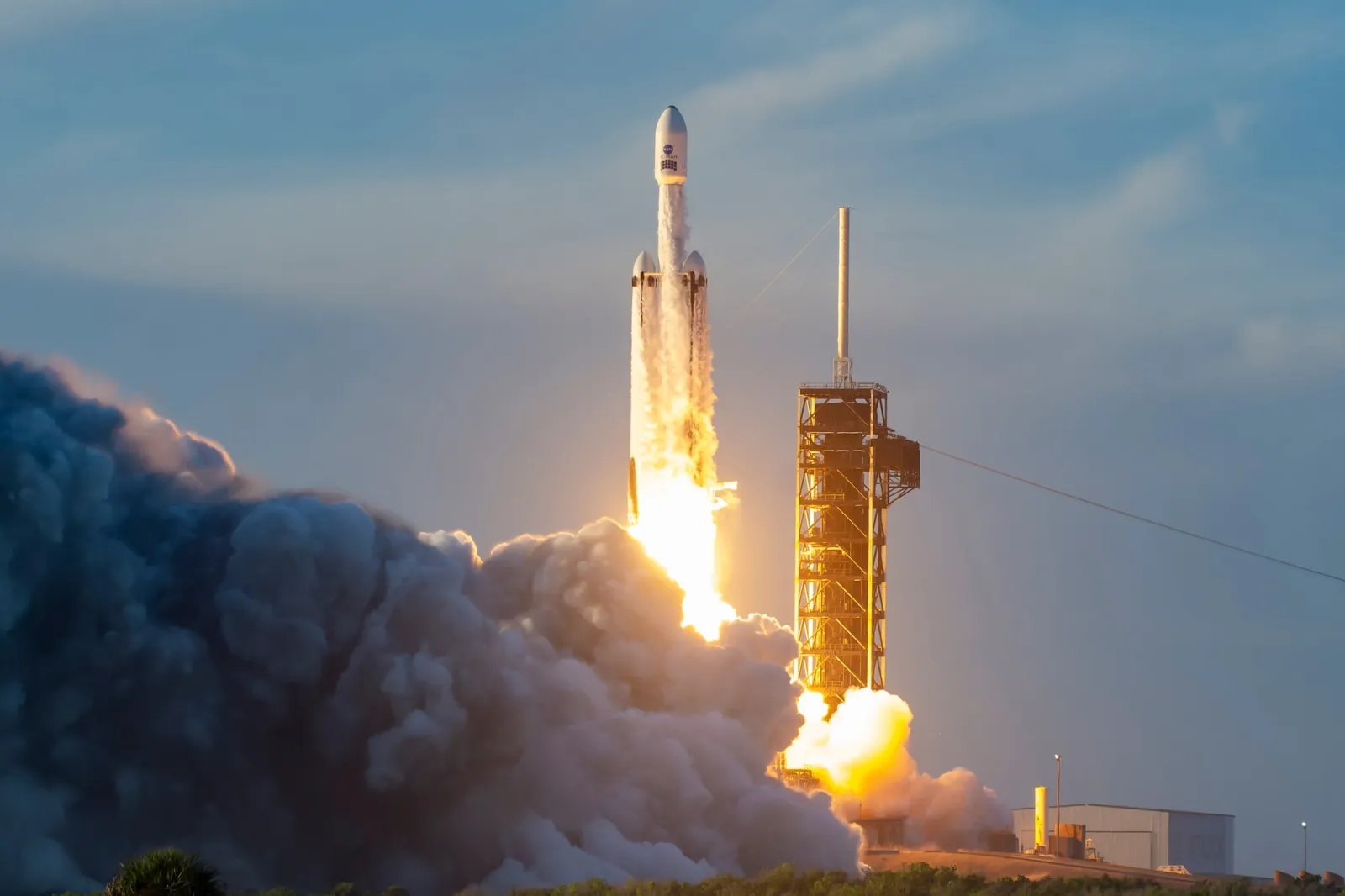Foguete Falcon Heavy decolando com o Telescópio Roman