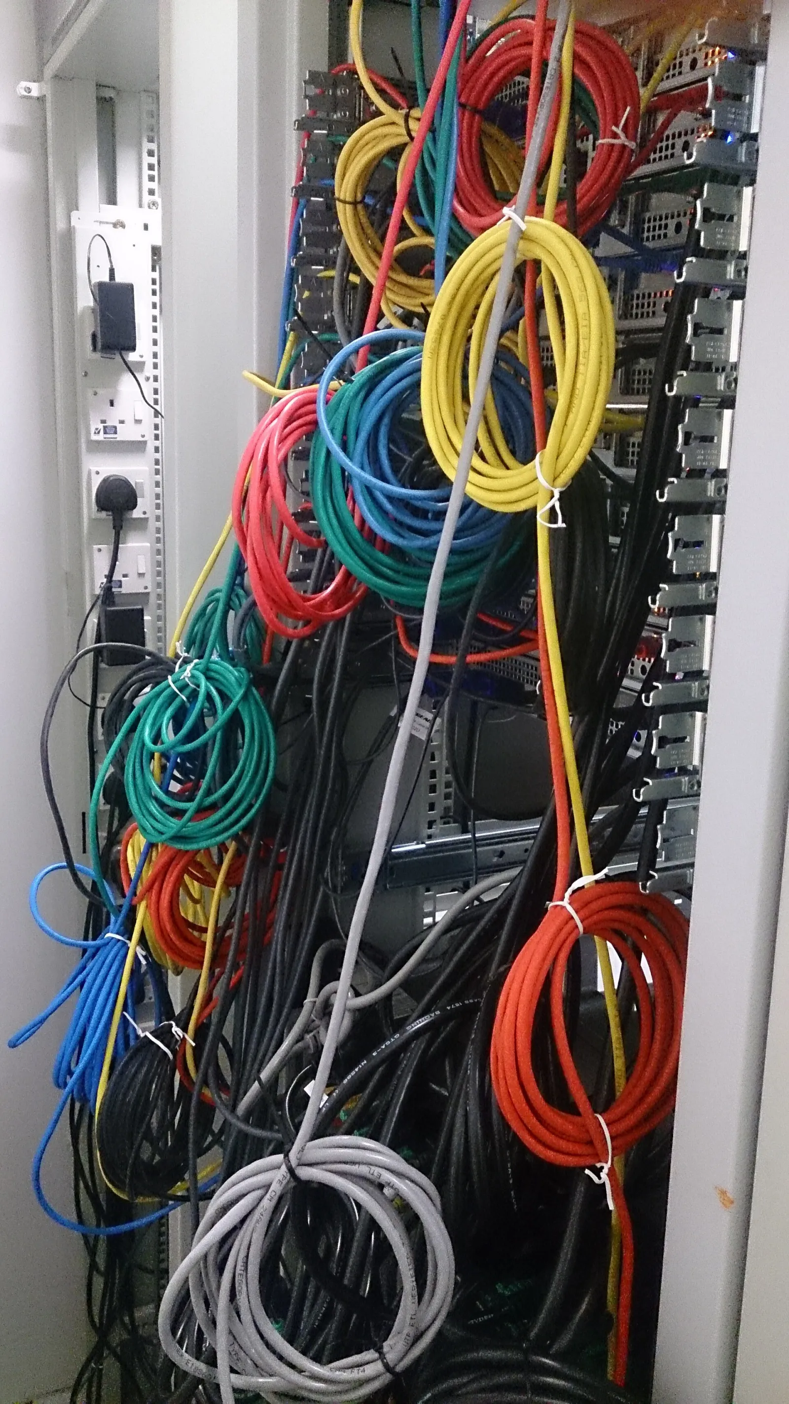 Cabos de rede em uma sala de servidores