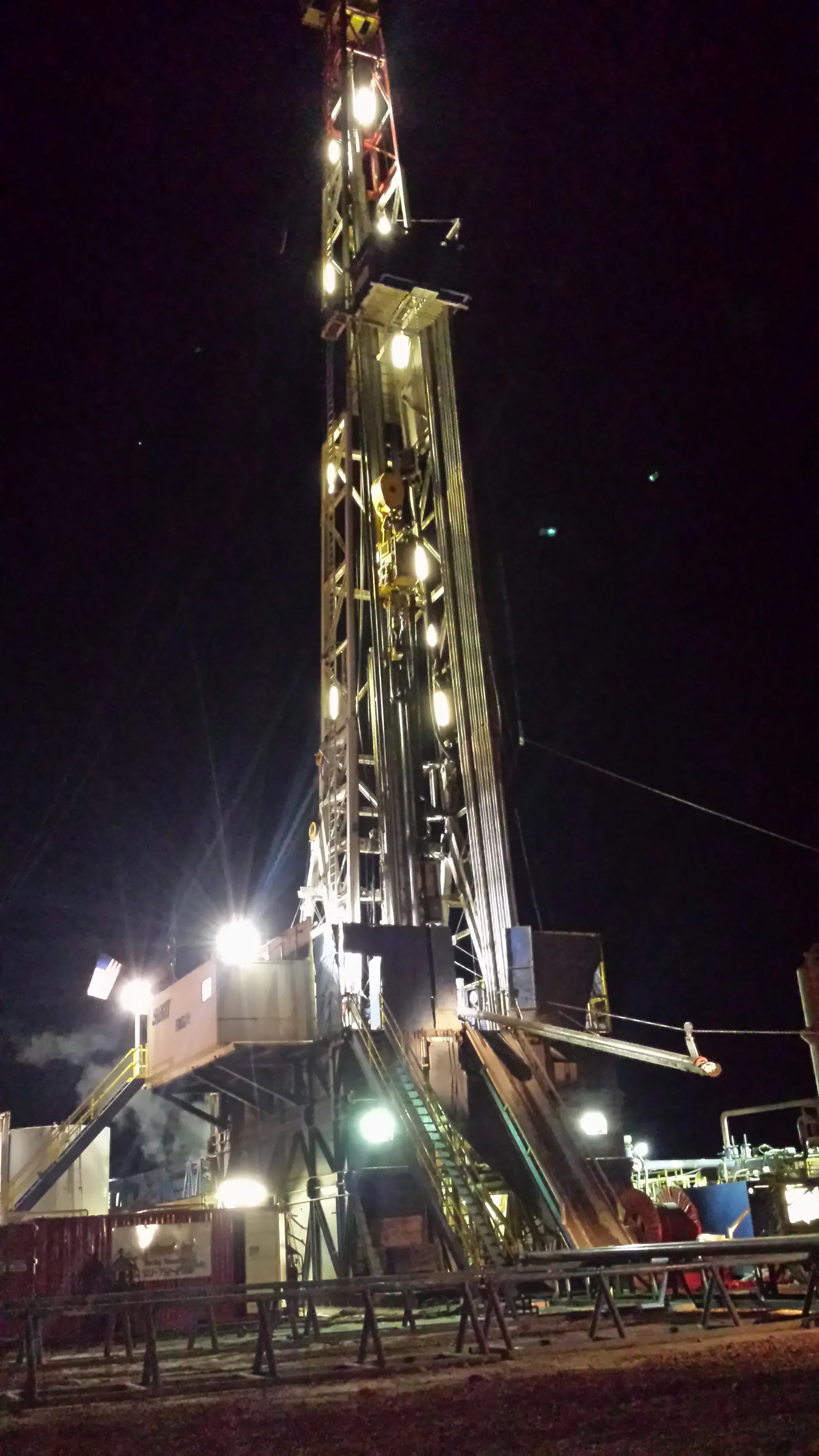 Sonda de perfuração de petróleo e gás em terra
