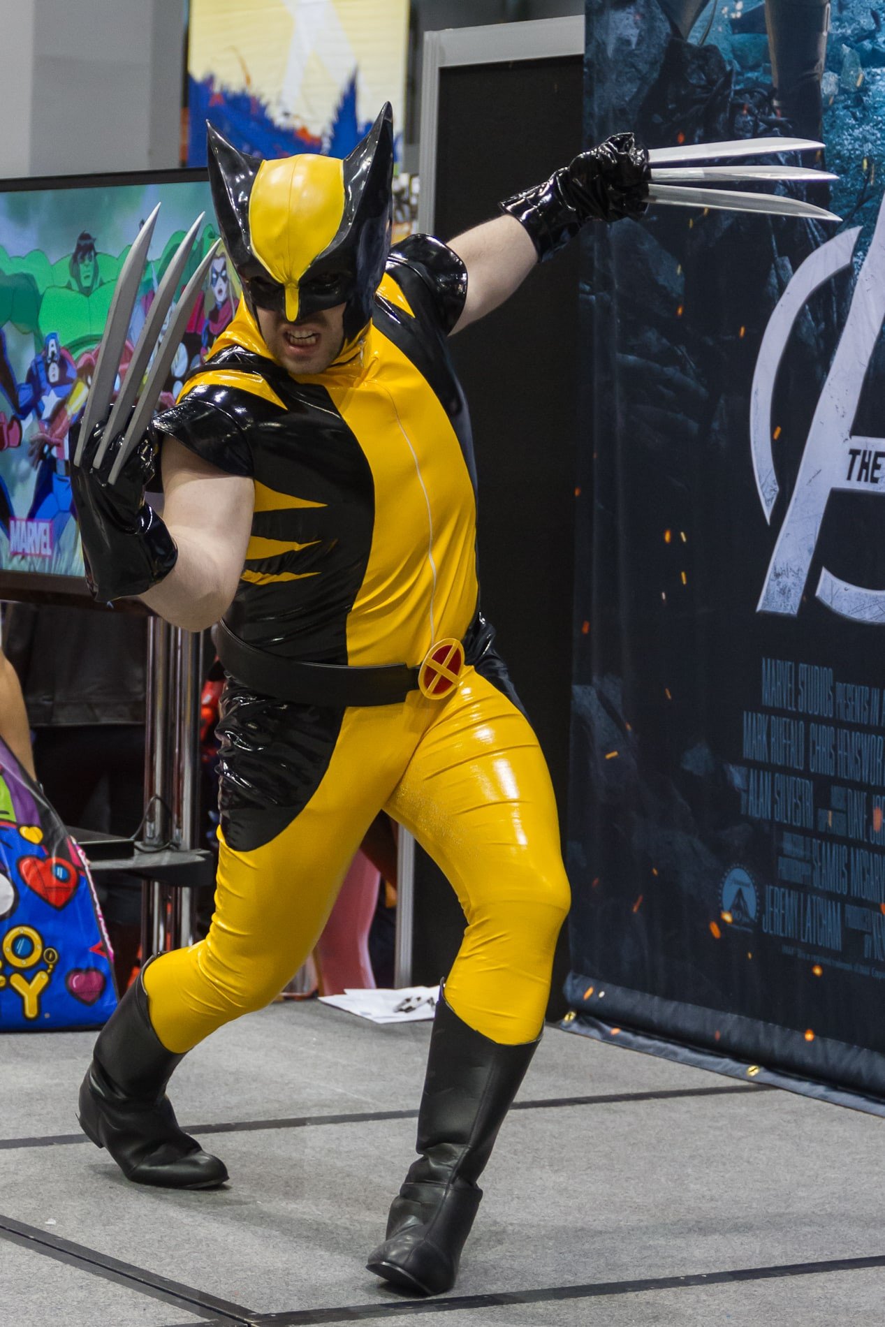 Pessoa fantasiada de Wolverine, com garras de metal