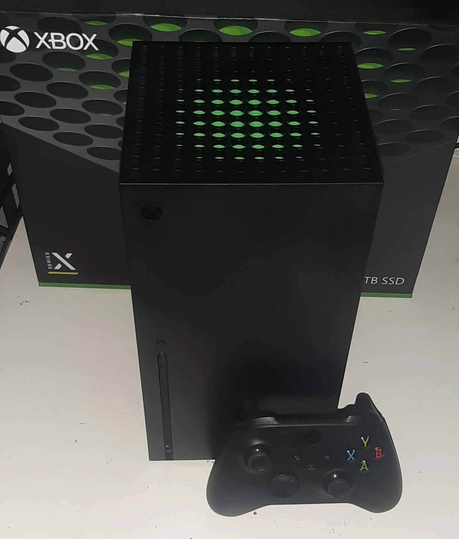 Console Xbox Series X em pé sobre uma superfície